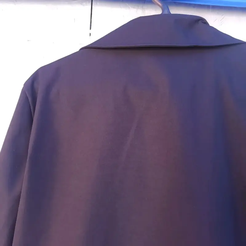 Chaqueta negra con cierre metálico - 4
