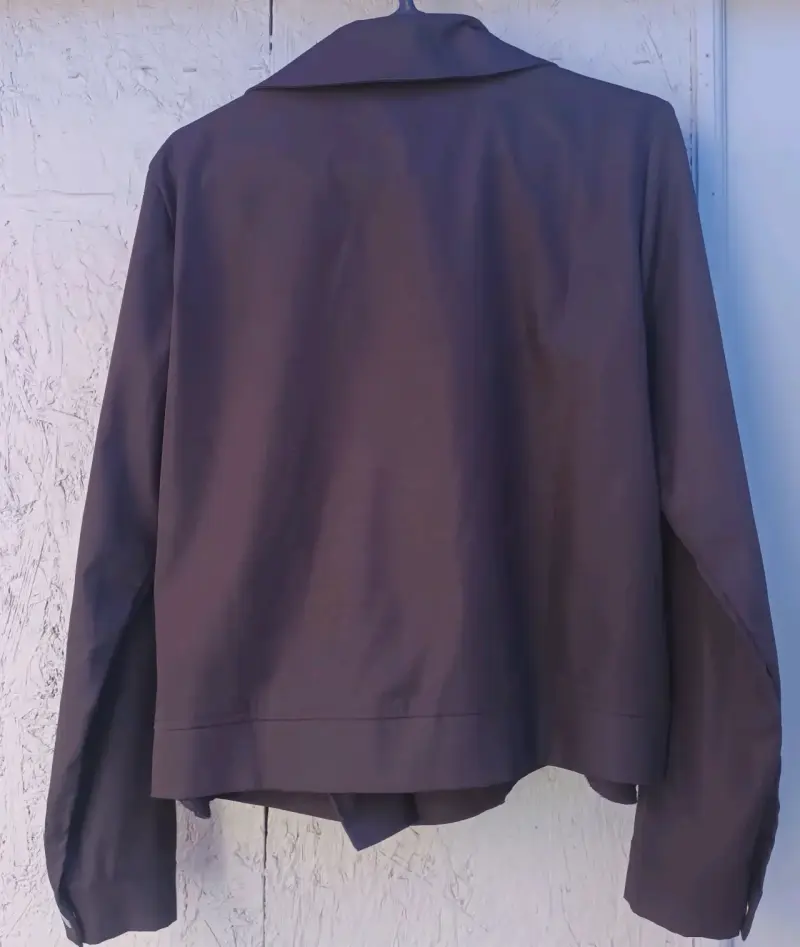 Chaqueta negra con cierre metálico - 5