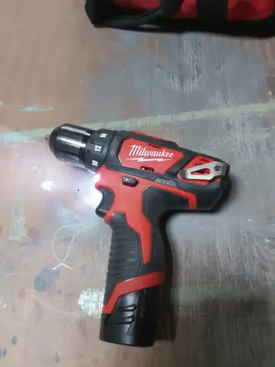 Taladro, atornillador inalámbrico Milwaukee - miniatura 1