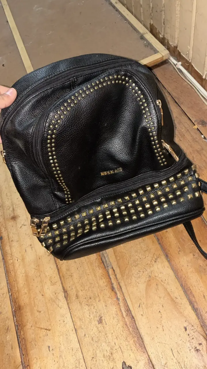 Mochila de cuero negro con tachas mermaid