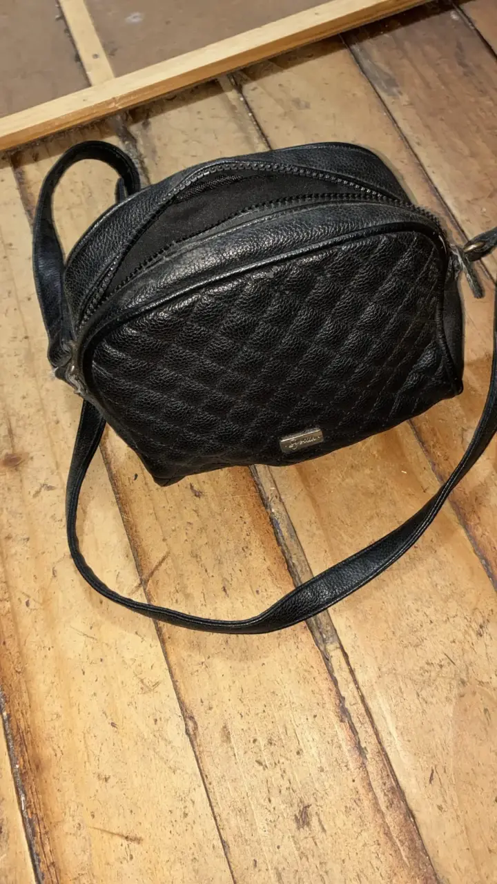 Cartera negra de cuero