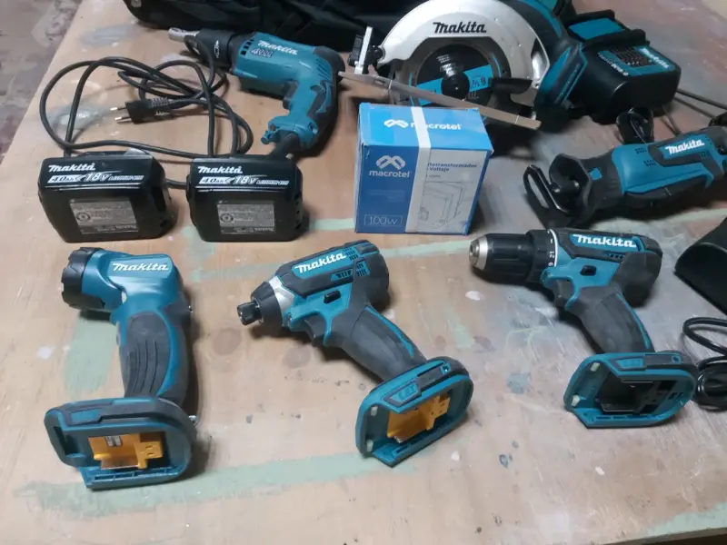 Kit herramientas Makita con accesorios