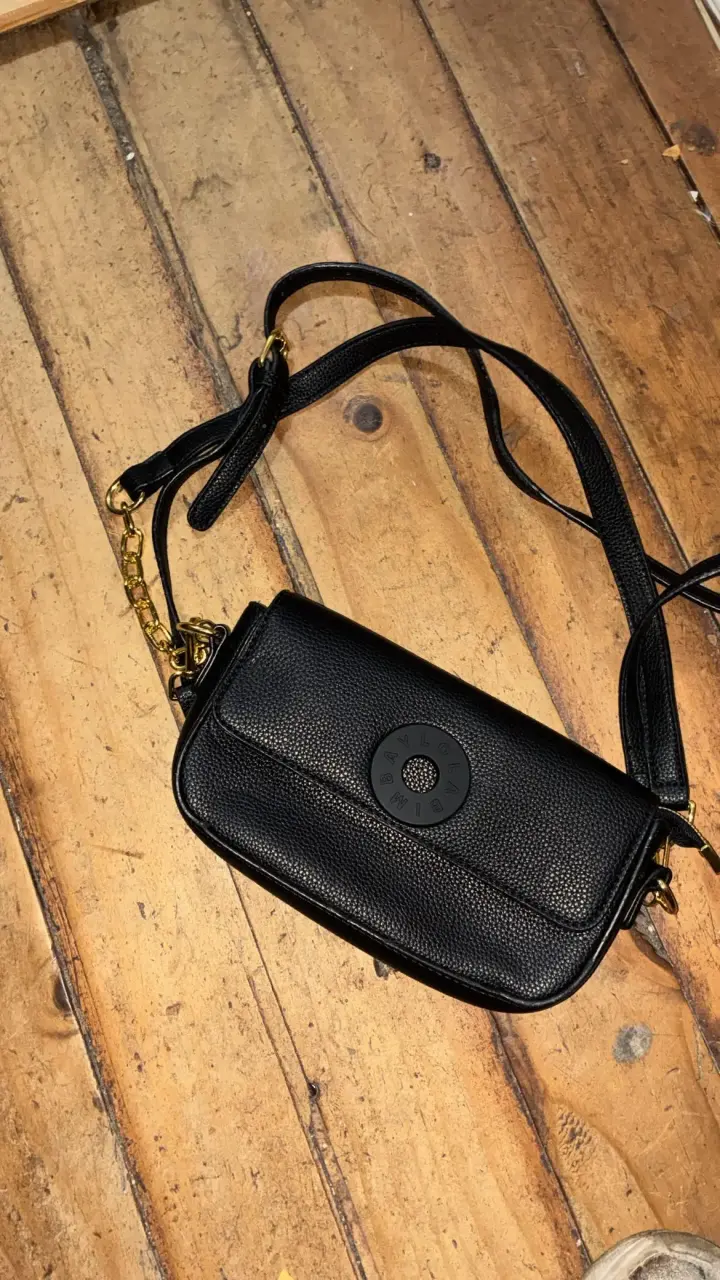Cartera negra con correa ajustable bimba y lola - 1