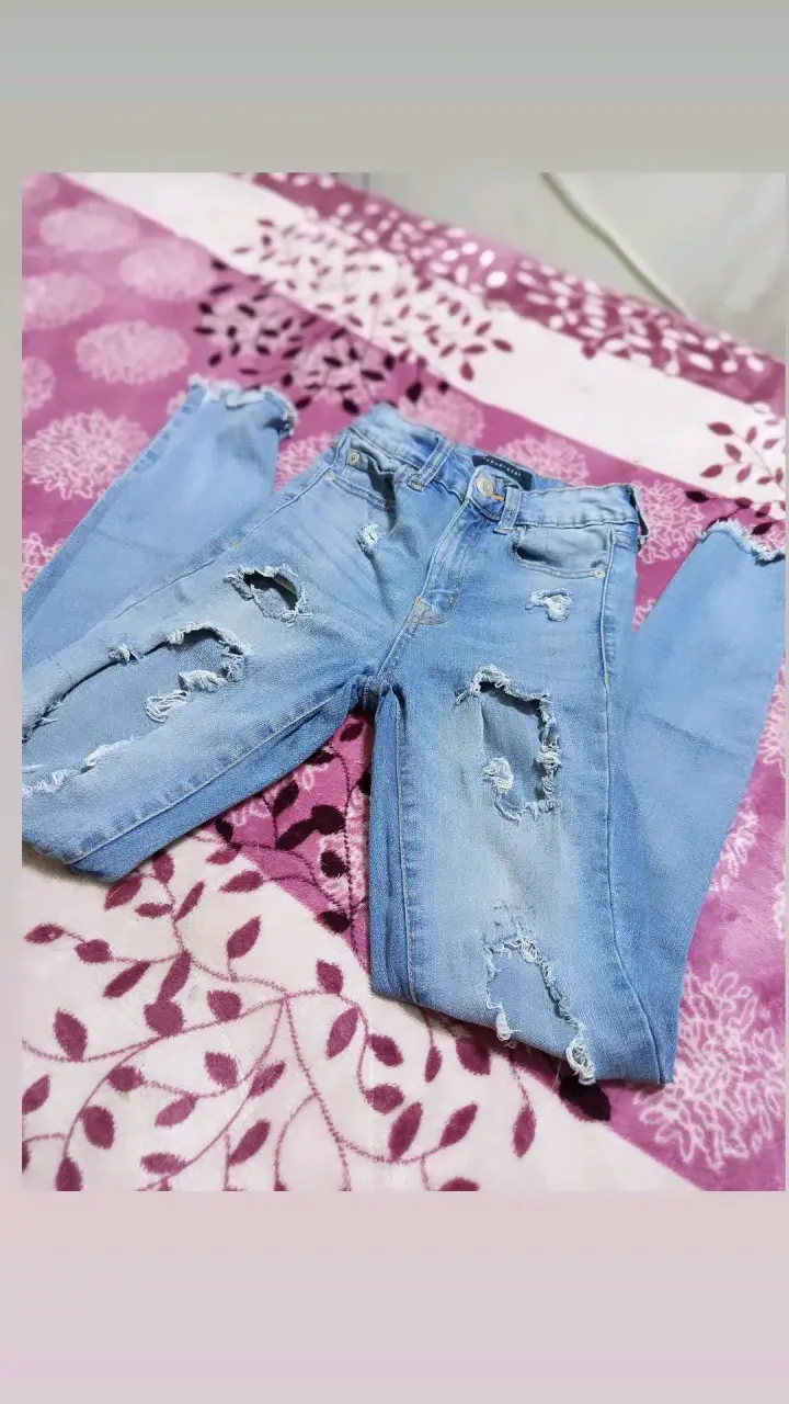 Jeans celestes rotos