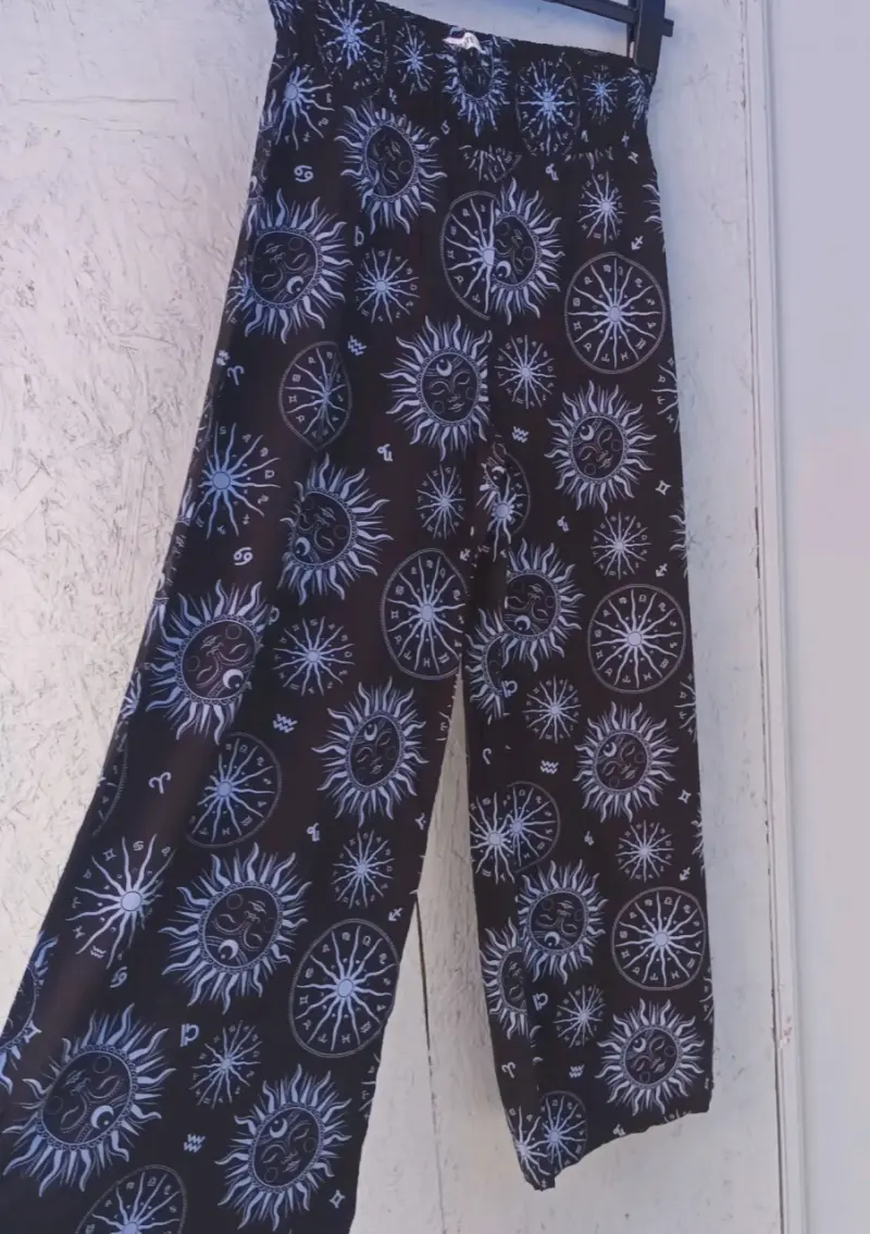Pantalones estampados astronómicos negros