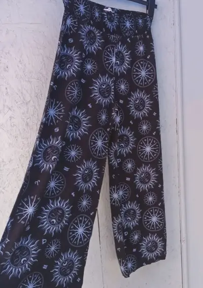 Pantalones estampados astronómicos negros - miniatura 1