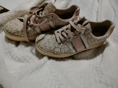 Zapatillas beige de diseño MK - miniatura 1