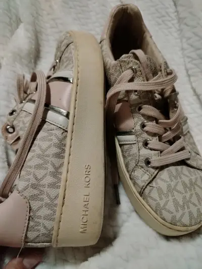 Zapatillas beige de diseño MK - miniatura 3