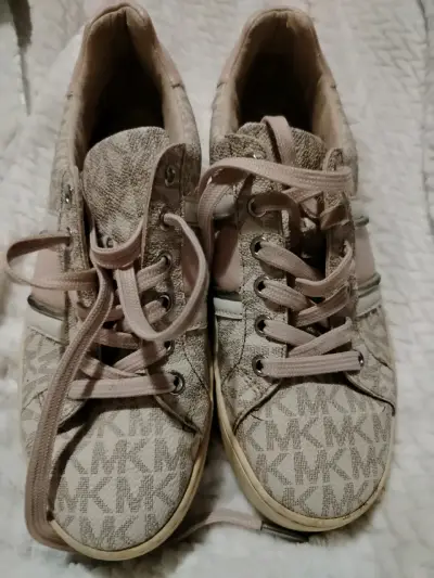 Zapatillas beige de diseño MK - miniatura 5