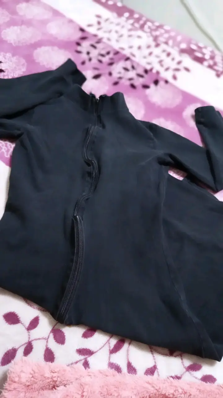 Vestido negro con cierre