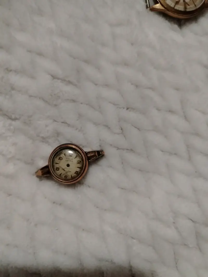 Reloj antiguo pequeño dorado