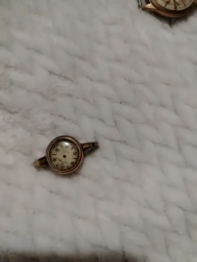 Reloj antiguo pequeño dorado - miniatura 1