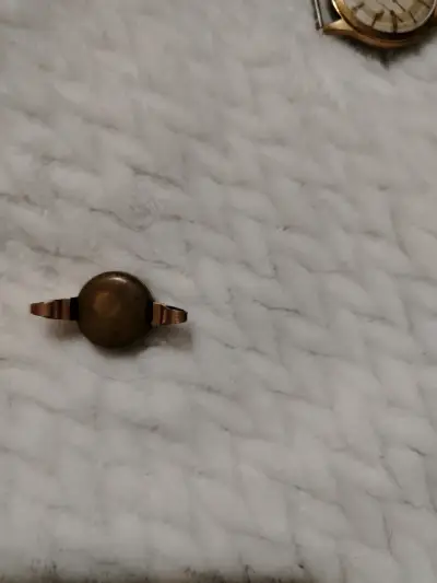 Reloj antiguo pequeño dorado - miniatura 2