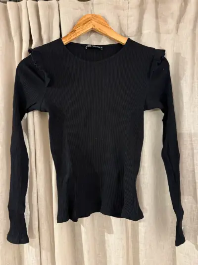 Polera negra manga larga con vuelos Zara - miniatura 1