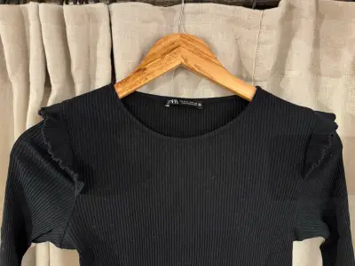 Polera negra manga larga con vuelos Zara - miniatura 2
