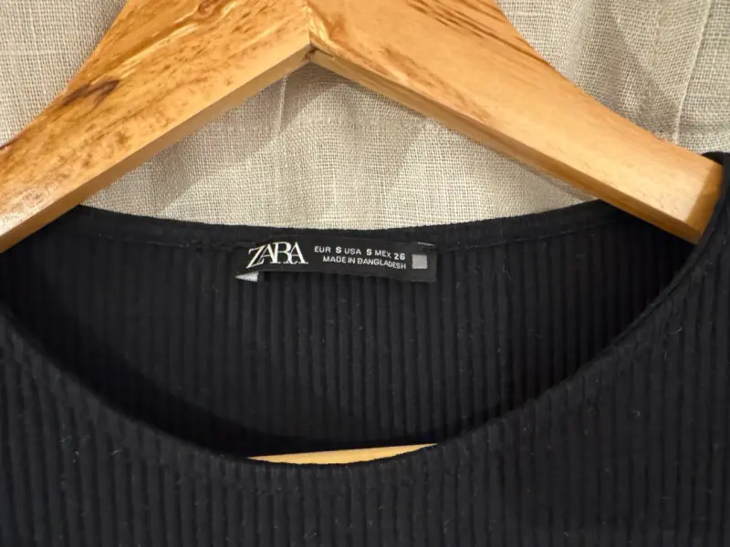 Polera negra manga larga con vuelos Zara - 3