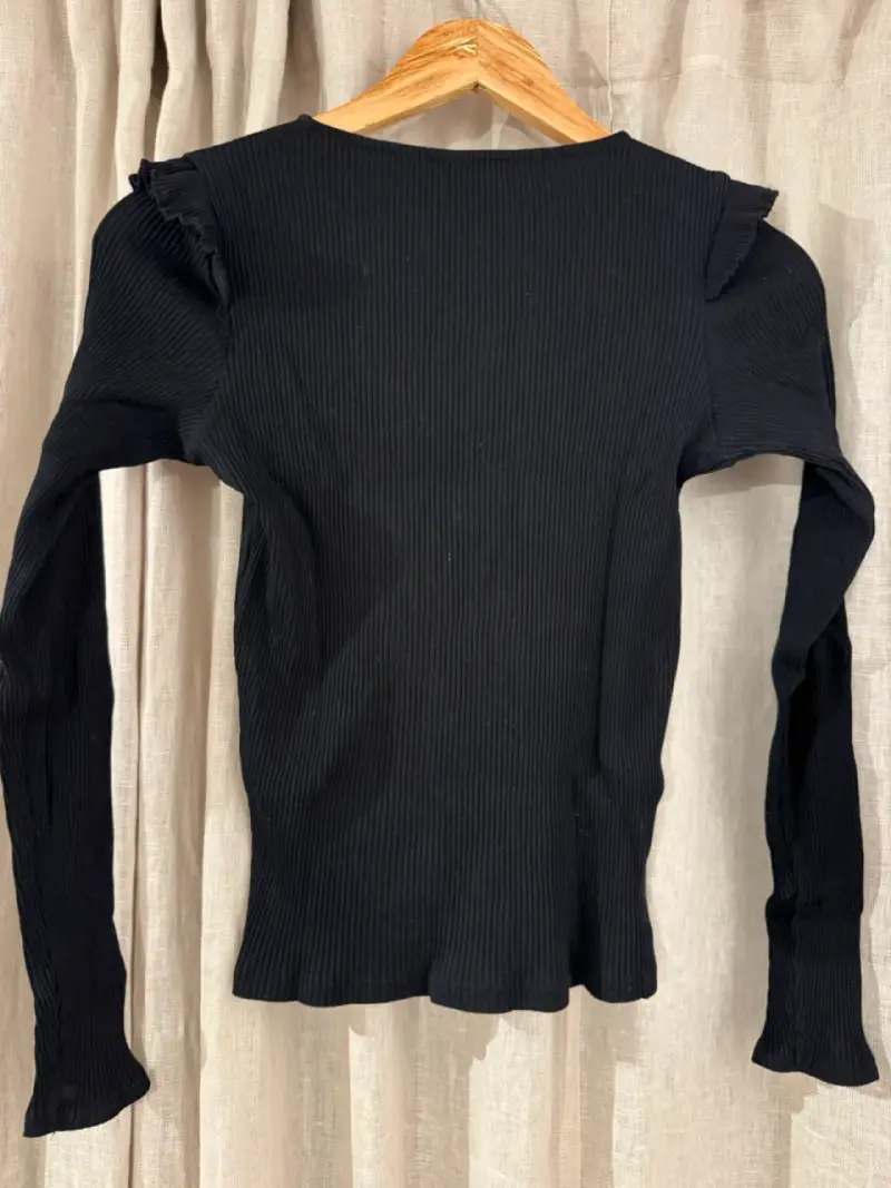 Polera negra manga larga con vuelos Zara - 4