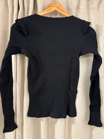 Polera negra manga larga con vuelos Zara - miniatura 4