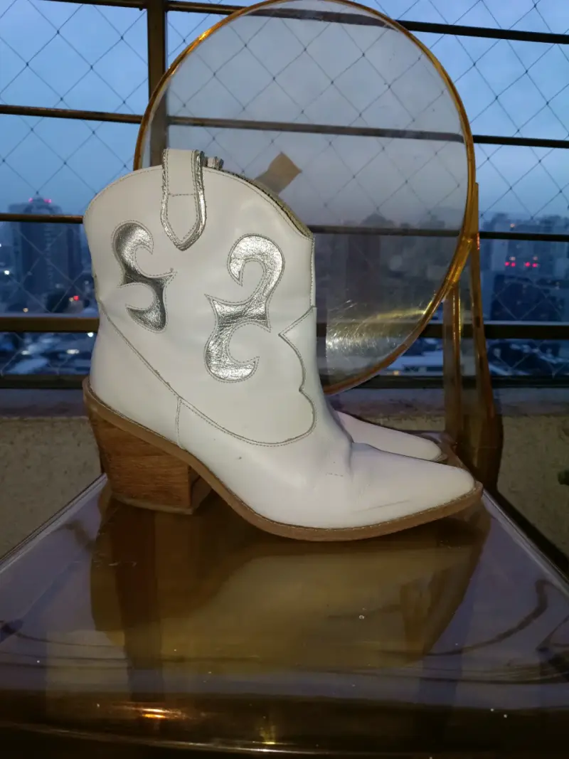 Botines blancos estilo cowboy
