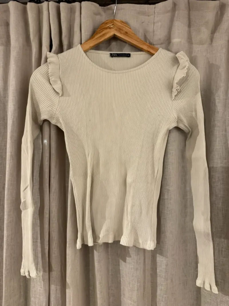 Polera manga larga beige con vuelos Zara
