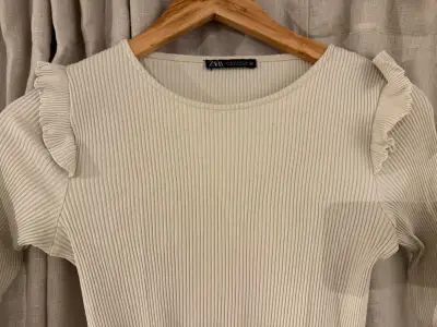 Polera manga larga beige con vuelos Zara - miniatura 2