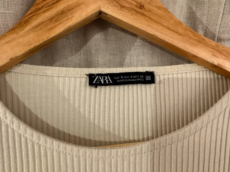 Polera manga larga beige con vuelos Zara - 3