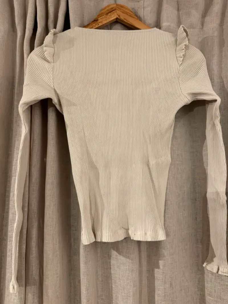 Polera manga larga beige con vuelos Zara - 4