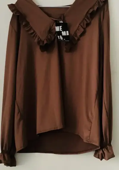 Blusa café con cuello volante - miniatura 1