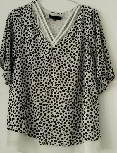 Blusa café con cuello volante - miniatura 2