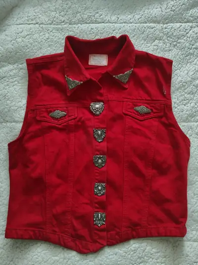 Chaleco rojo con adornos metálicos - miniatura 1