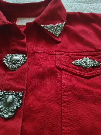 Chaleco rojo con adornos metálicos - miniatura 2