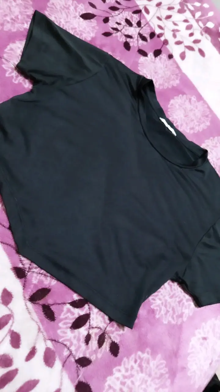 Polera negra básica