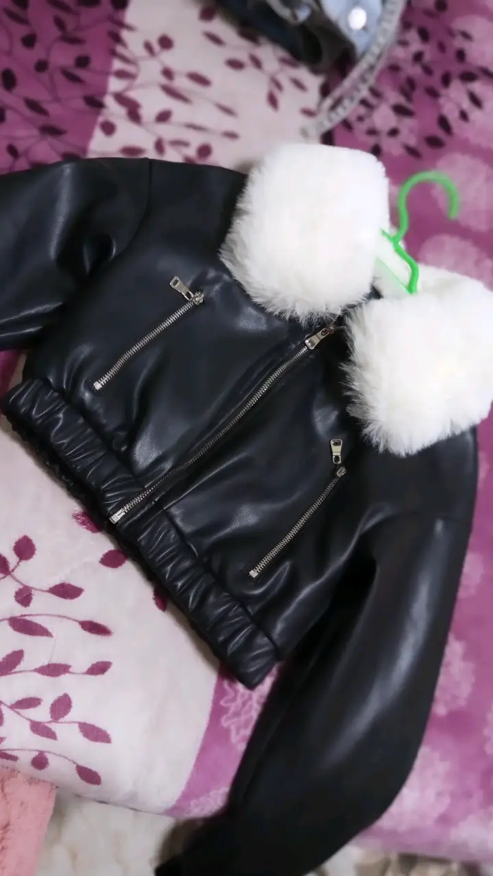 Chaqueta negra eco cuero con cuello de piel