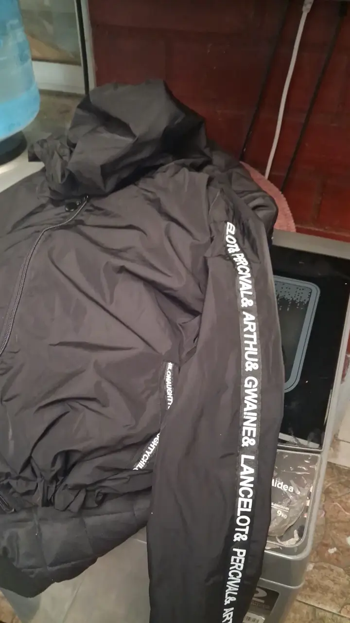 Chaqueta negra deportiva - 1