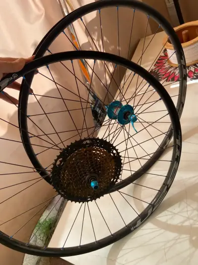 Ruedas de bicicleta con piñón - miniatura 1