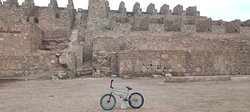 Bicicleta BMX negra y azul - 2