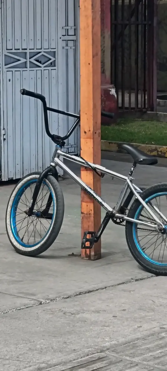Bicicleta BMX negra y azul - 3