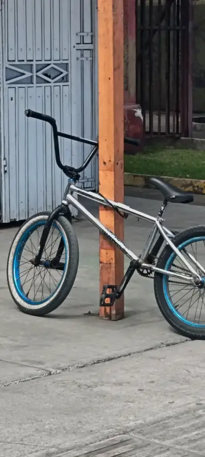 Bicicleta BMX negra y azul - miniatura 3