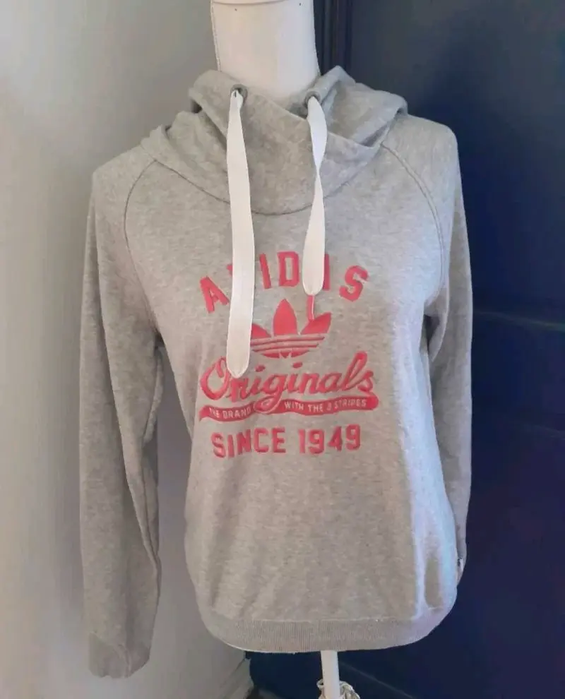 Polerón gris con capucha Adidas - 1