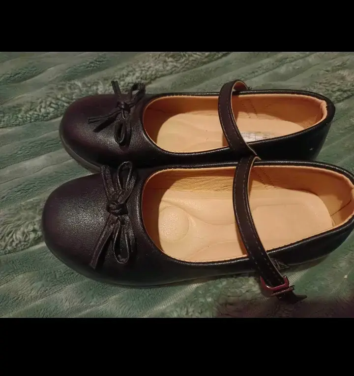 Zapatos negros con lazo para niña