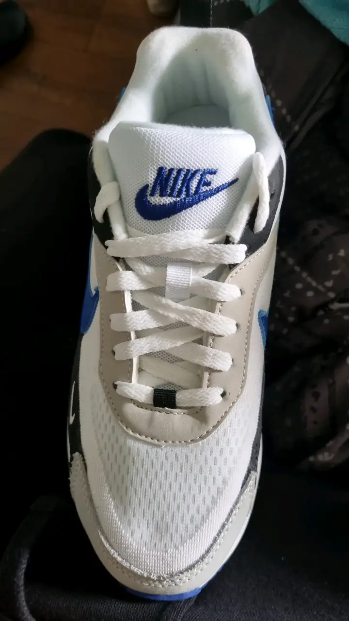 Zapatilla deportiva blanca y azul - 1