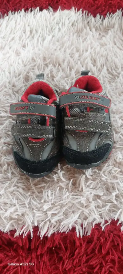 Zapatillas de bebé gris y roja - miniatura 1