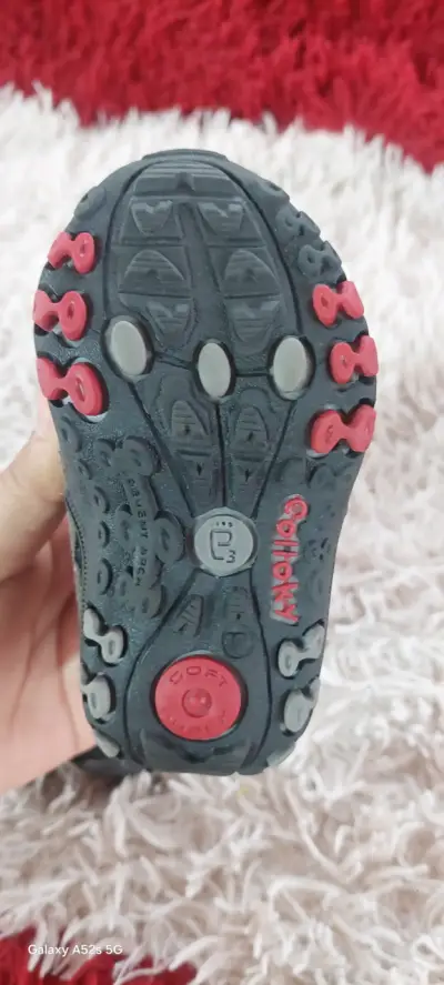 Zapatillas de bebé gris y roja - miniatura 2