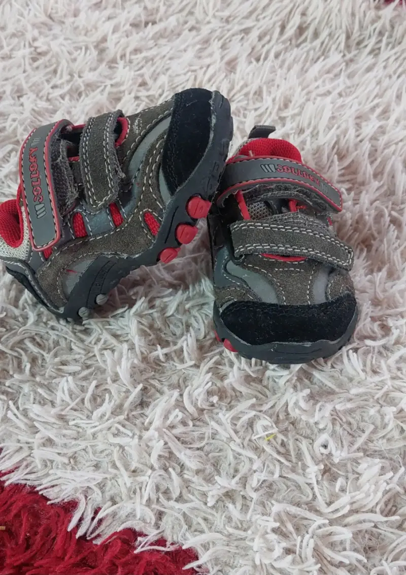 Zapatillas de bebé gris y roja - 3