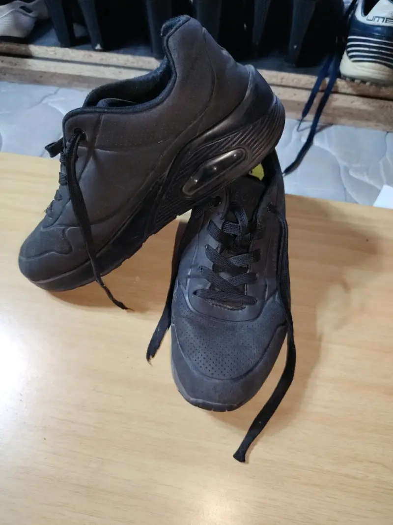Zapatillas negras deportivas - 1