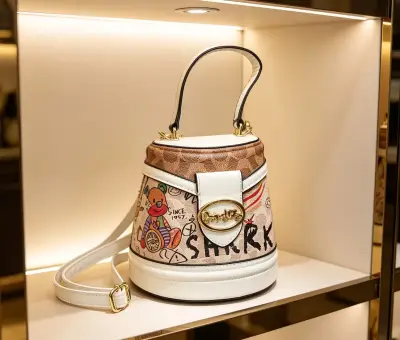 Bolso de mano con diseño gráfico - miniatura 1