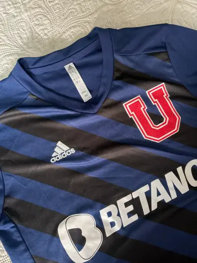 Camiseta deportiva azul con logo - miniatura 2