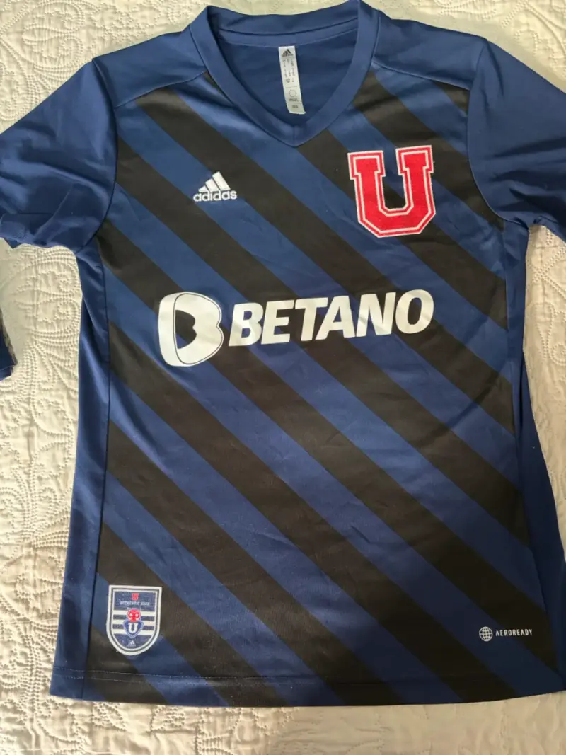 Camiseta deportiva azul con logo - 3