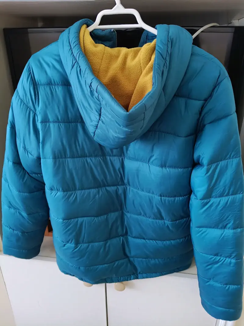 Chaqueta puffer azul con capucha - 3