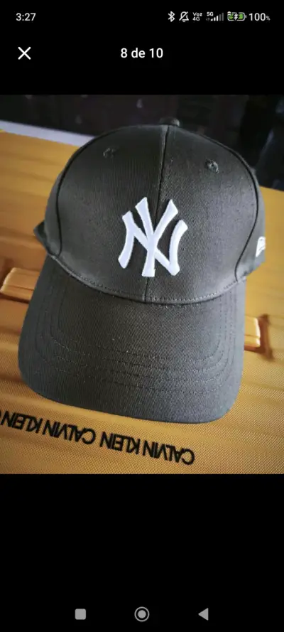 Gorra negra con logo - miniatura 1
